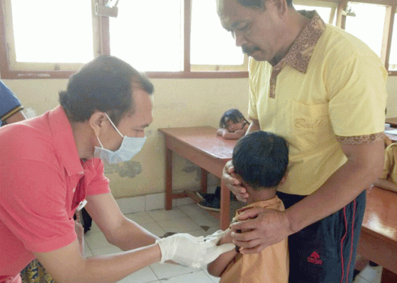 Nusabali.com - ribuan-murid-kelas-i-sd-ikuti-imunisasi-campak