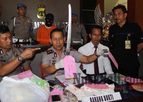 Nusabali.com - polisi-bekuk-perampok-bersenjata-pedang