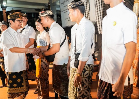 Nusabali.com - bupati-adi-arnawa-serahkan-hadiah-lomba-ogoh-ogoh-di-desa-adat-kapal