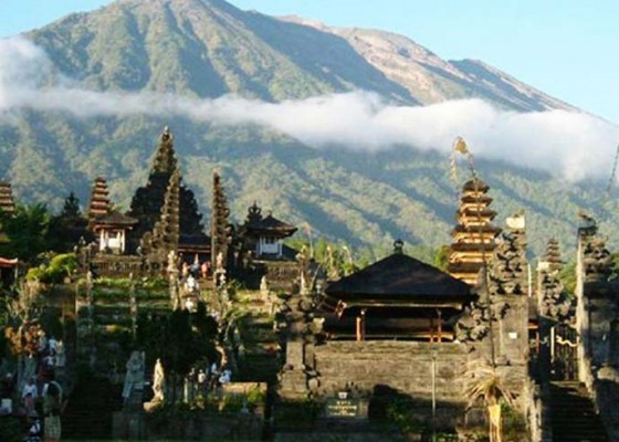 Nusabali.com - pengungsi-gunung-agung-mengalir-ke-lombok