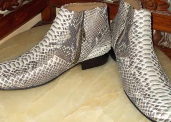 Nusabali.com - perajin-buleleng-produksi-sepatu-kulit-biawak