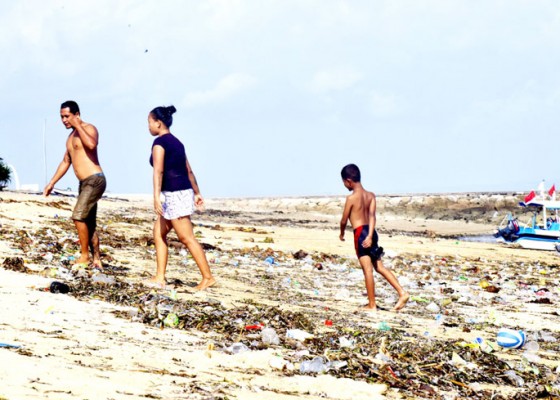 Nusabali.com - sampah-kiriman-rusak-pemandangan-pantai-mertasari