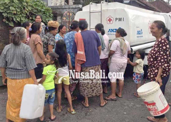 Nusabali.com - pengungsi-dan-warga-rebutan-air