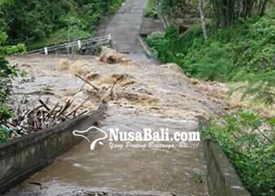 Nusabali.com - pembatas-jembatan-desa-antap-disapu-air-deras
