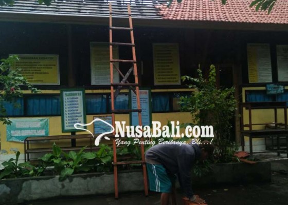Nusabali.com - atap-gedung-sd-purbakala-direhab