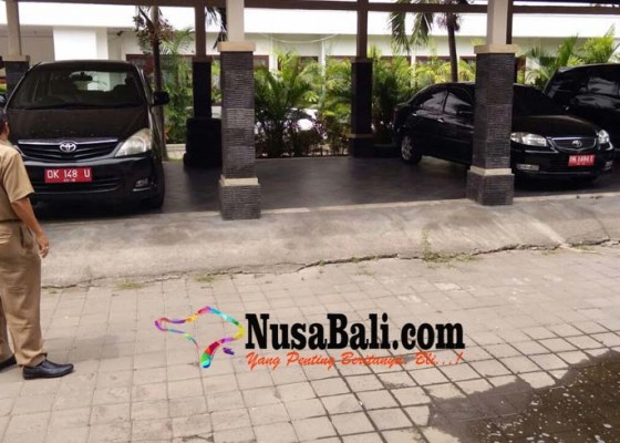 Nusabali.com - dprd-kembalikan-13-mobil-dinas
