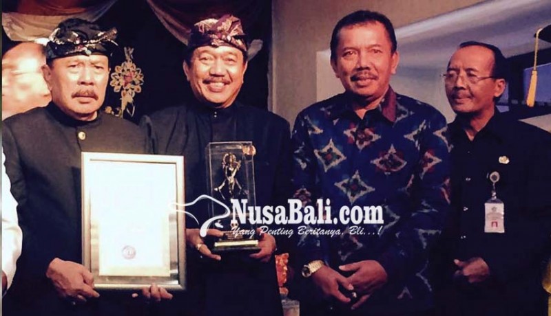 www.nusabali.com-tjokorda-gde-agung-sukawati-raih-ihdn-award