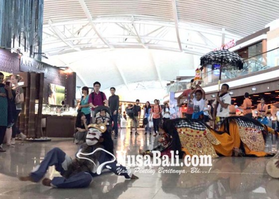 Nusabali.com - sambut-kuningan-bandara-hadirkan-tradisi-ngelawang