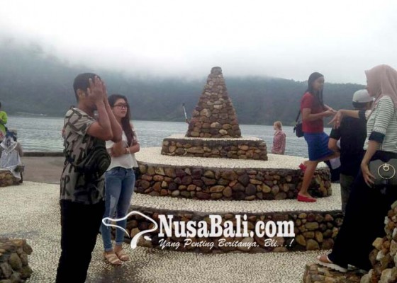 Nusabali.com - monumen-banjir-jadi-magnet-kunjungan-di-ulun-danu-beratan