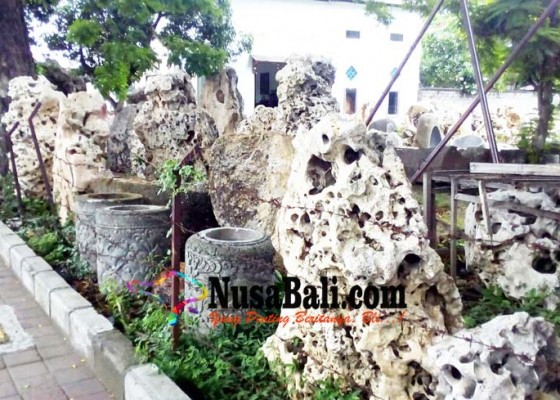 Nusabali.com - melesu-bisnis-koral-menunggu-musim-ramai