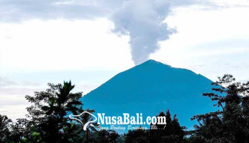 www.nusabali.com-gunung-agung-kepulkan-asap-setinggi-700-meter