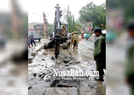Nusabali.com - kurangi-banjir-drainase-dibongkar