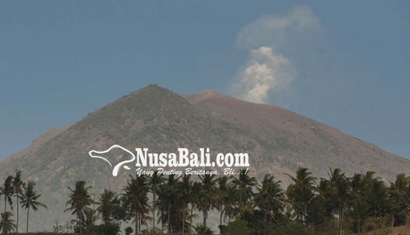 www.nusabali.com-gunung-agung-semburkan-awan-operasional-bandara-normal