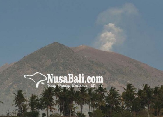 Nusabali.com - gunung-agung-semburkan-awan-operasional-bandara-normal