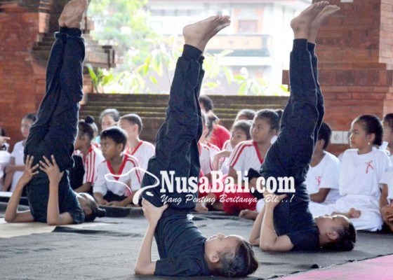Nusabali.com - puluhan-siswa-antusias-ikuti-lomba-yoga-asanas