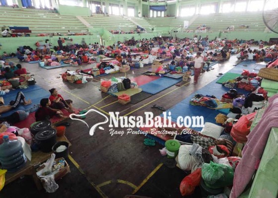 Nusabali.com - pengungsi-terus-sasar-klungkung