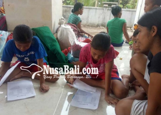 Nusabali.com - siswa-kerjakan-soal-uas-di-pengungsian