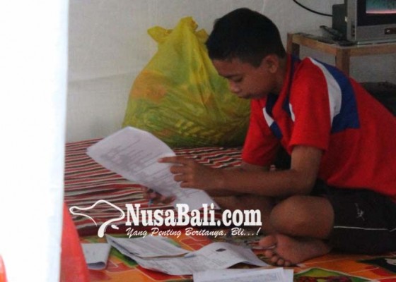 Nusabali.com - siswa-pengungsi-tuntaskan-uas-di-posko