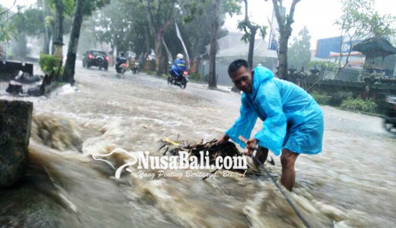 www.nusabali.com-jalan-ngurah-rai-bangli-terendam-banjir