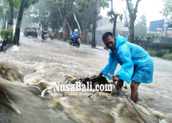 Nusabali.com - jalan-ngurah-rai-bangli-terendam-banjir
