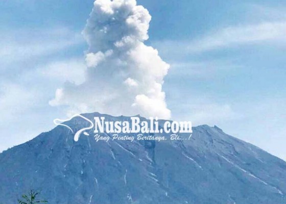 Nusabali.com - gunung-agung-keluarkan-asap-2-warna