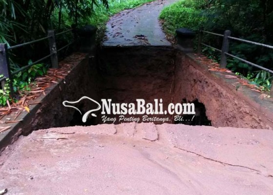 Nusabali.com - jembatan-penghubung-2-kecamatan-putus
