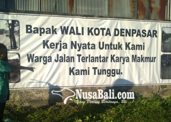 Nusabali.com - warga-pasang-spanduk-protes-jalan-rusak