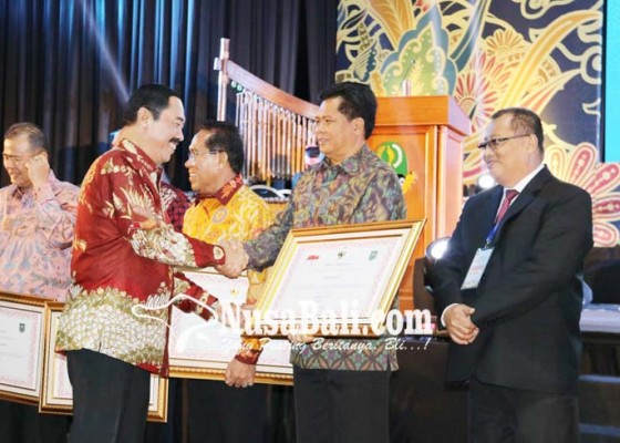 Nusabali.com - pemprov-bali-terima-penghargaan-penyelesaian-tlhp-terbaik-tingkat-provinsi-se-indonesia