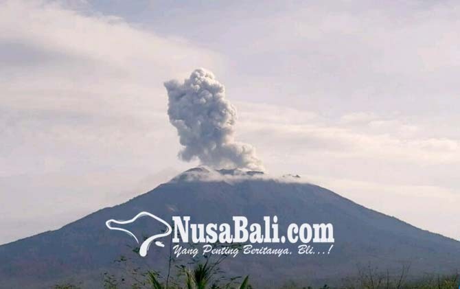 www.nusabali.com-hembusan-gunung-agung-capai-33-kali