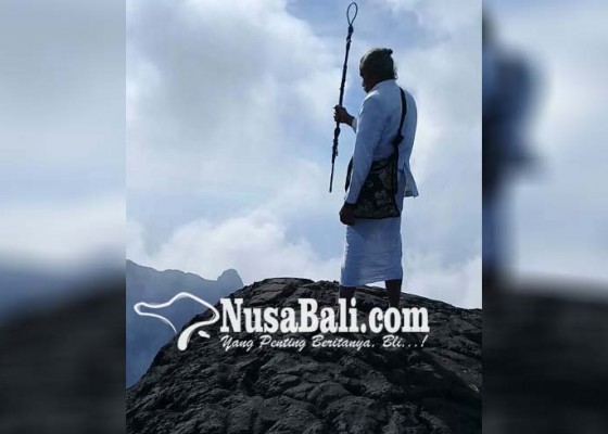 Nusabali.com - ambil-benang-tridatu-di-puncak-gunung-agung