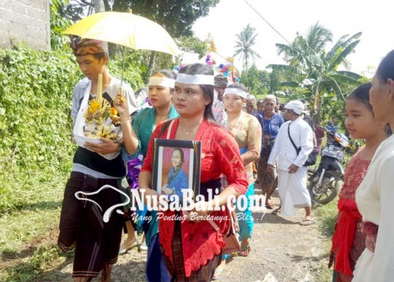 Nusabali.com - pemakaman-korban-siswa-tenggelam-penuh-haru