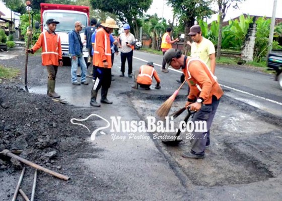 Nusabali.com - setahun-6-kali-perbaiki-jalan-di-sebual
