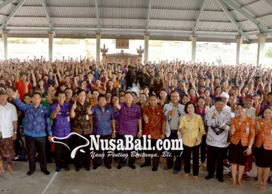 Nusabali.com - 851-guru-di-denpasar-terima-sk-kontrak