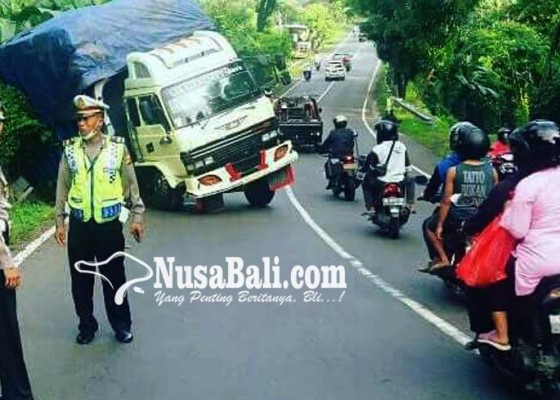 Nusabali.com - diduga-kelebihan-muatan-truk-terperosok