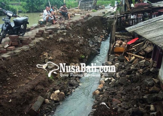 Nusabali.com - drainase-tak-mampu-tampung-air-warga-kampung-keramat-kebanjiran