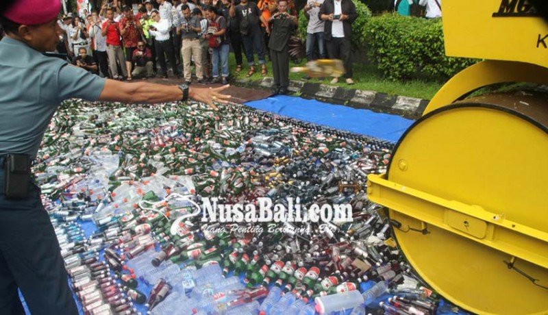 www.nusabali.com-jelang-nataru-ribuan-botol-miras-impor-dimusnahkan