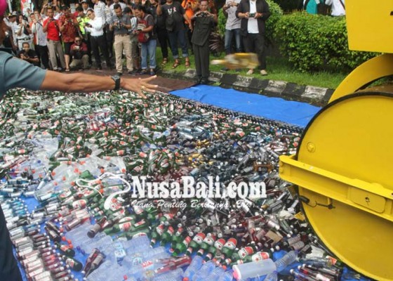Nusabali.com - jelang-nataru-ribuan-botol-miras-impor-dimusnahkan