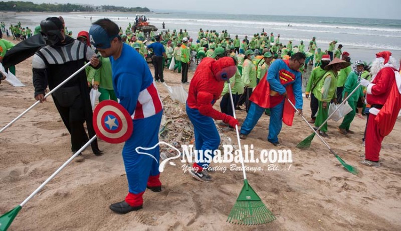 www.nusabali.com-superhero-terjun-bersihkan-sampah-pantai-kuta