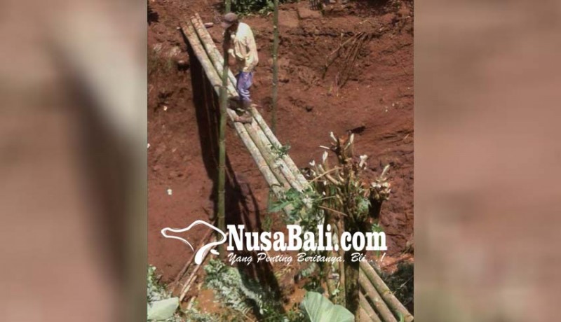 www.nusabali.com-warga-buat-jembatan-darurat-dari-bambu