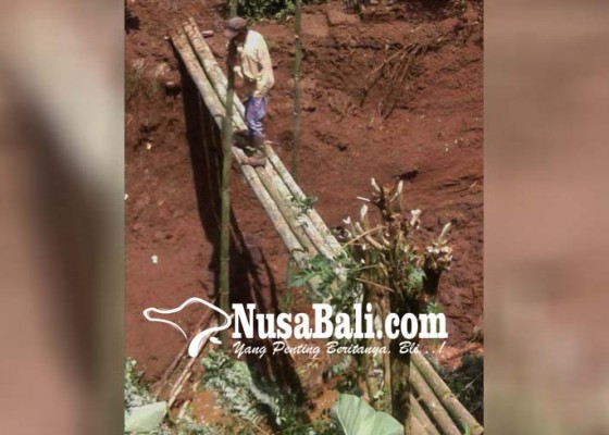 Nusabali.com - warga-buat-jembatan-darurat-dari-bambu