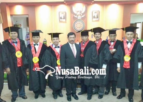 Nusabali.com - rockyn-raih-doktor-ilmu-hukum-universitas-udayana