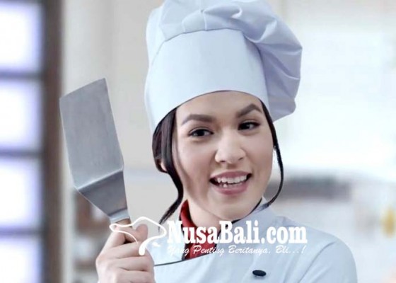 Nusabali.com - belajar-masak-raisa-dipuji-suami