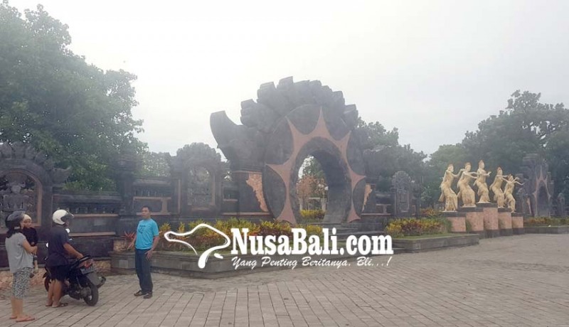 Nusabali.com - Kebun Raya Jagatnatha Jembrana, Jadi Tempat Nongkrong, Minim Penerangan