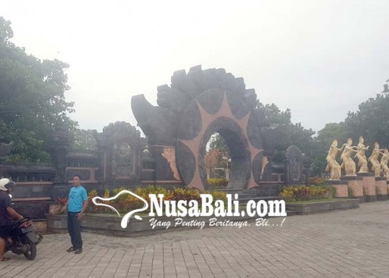 Nusabali.com - kebun-raya-jagatnatha-jembrana-jadi-tempat-nongkrong-minim-penerangan