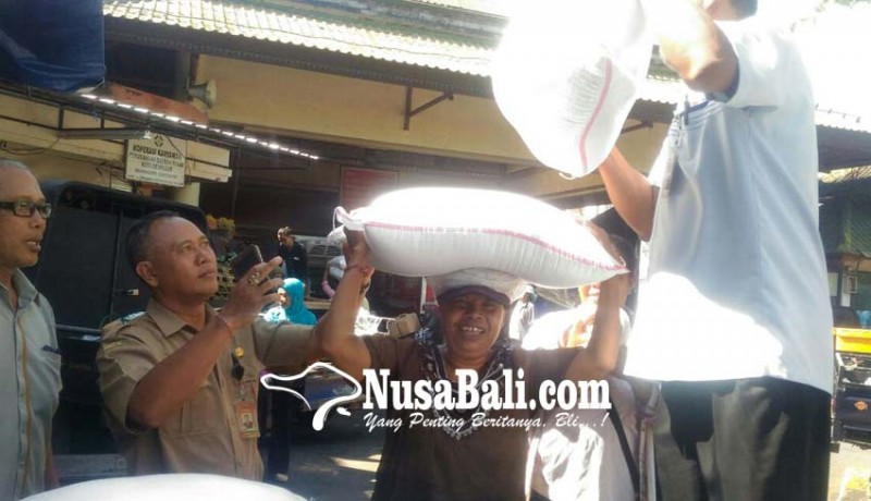 www.nusabali.com-operasi-pasar-disperindag-sediakan-10-ton-beras-setiap-harinya