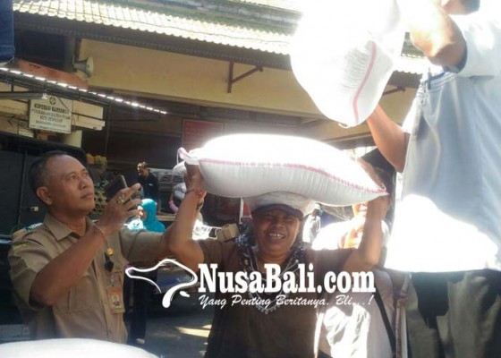 Nusabali.com - operasi-pasar-disperindag-sediakan-10-ton-beras-setiap-harinya