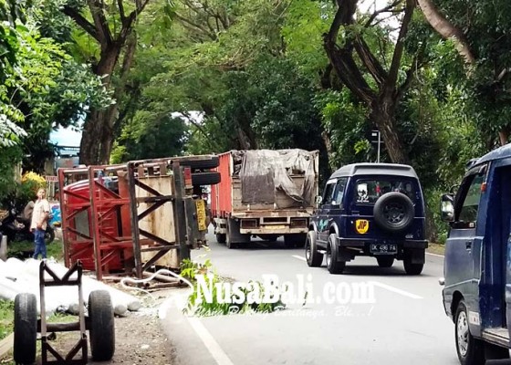 Nusabali.com - gardan-patah-truk-angkut-tiang-listrik-terguling