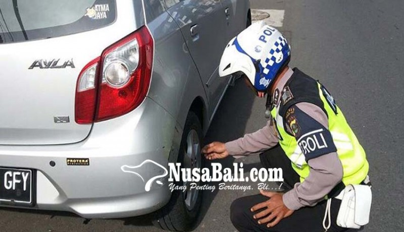 www.nusabali.com-langgar-parkir-polisi-gembosi-ban