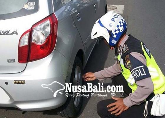 Nusabali.com - langgar-parkir-polisi-gembosi-ban