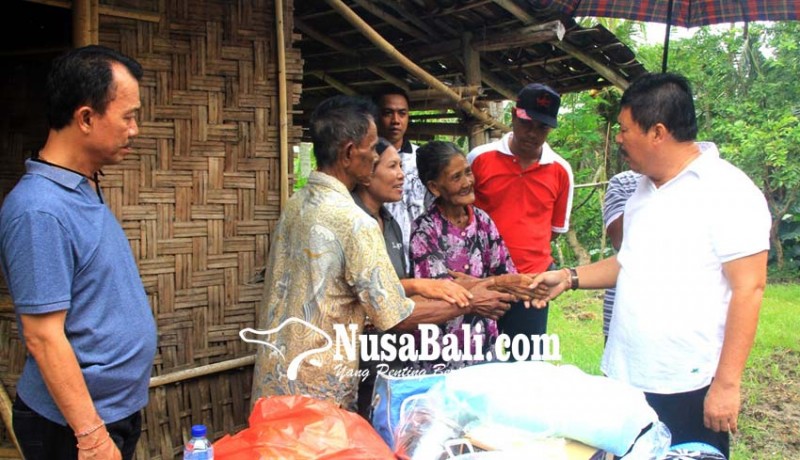www.nusabali.com-rumah-ambruk-diterjang-angin-pasutri-lansia-tinggal-di-dapur